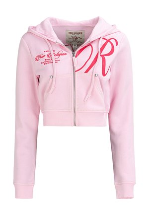 Lichtroze cropped zip-up hoodie met zakken aan de voorkant, trekkoorden en een rood "True Religion" logo borduursel op de borst en schouder.