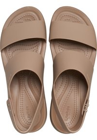 Lichte beige sandalen met dubbele brede banden en een textuur voetbed. Beschikt over een decoratieve gesp aan de zijkant en een patroon in de zool.