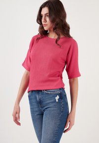 LELA REGULAR FIT - Lihtne T-särk - fuchsia