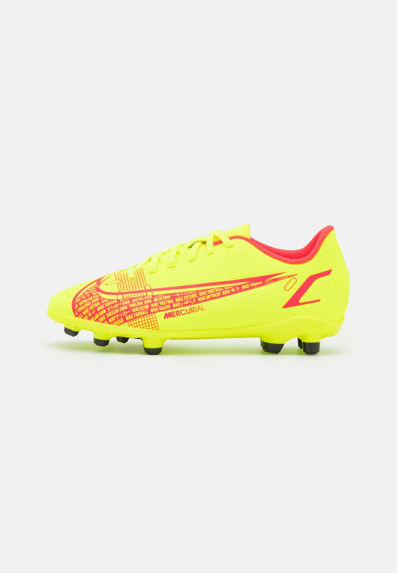 Crampon de football Nike Mercurial jaune vif avec des accents rouges, des crampons noirs et un motif textuel sur le côté, vu de l'extérieur.