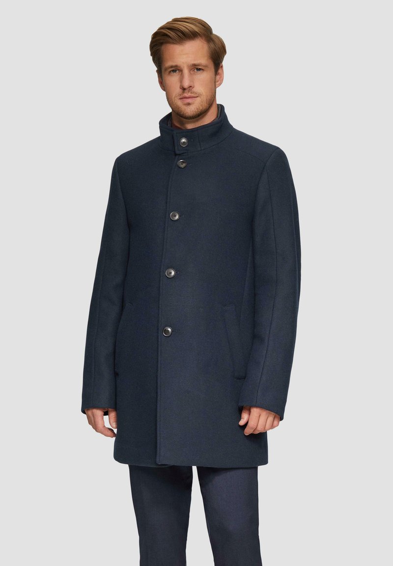 Marineblauwe wollen jas met een hoge kraag, knoopsluiting en zijzakken. Heeft een rechte snit en een gladde textuur, geschikt voor formele kleding.
