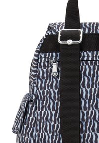 Zaino con un motivo ondulato blu e nero, realizzato in tessuto. Dotato di una tracolla nera, una tasca con zip e dettagli in metallo argentato.