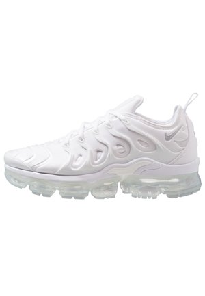 Biały sportowy sneaker z przezroczystą podeszwą amortyzowaną powietrzem, materiałowa cholewka z formowanymi nakładkami, design sznurowany i małe odblaskowe logo w pobliżu pięty.
