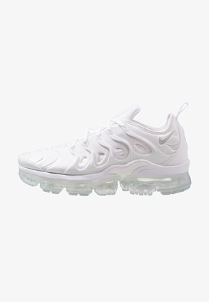 Biały sportowy sneaker z przezroczystą podeszwą amortyzowaną powietrzem, materiałowa cholewka z formowanymi nakładkami, design sznurowany i małe odblaskowe logo w pobliżu pięty.