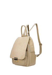 Sac à dos en cuir beige avec rabat avant, fermoir doré, poche latérale zippée et bretelles réglables.