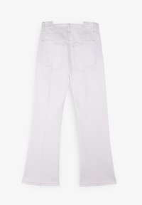 Pantalon en denim blanc évasé avec une taille haute, doté de quatre poches et de détails de couture subtils. Texture lisse et design à jambe large.