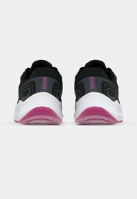 Chaussures de course noires avec une tige texturée, présentant des accents roses sur le talon et la semelle. La semelle intermédiaire blanche améliore l'amorti.