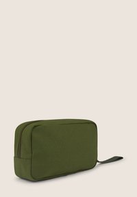 Borsetta da toiletta in tessuto verde, di forma rettangolare, con chiusura a zip e un piccolo manico laterale per un facile trasporto.