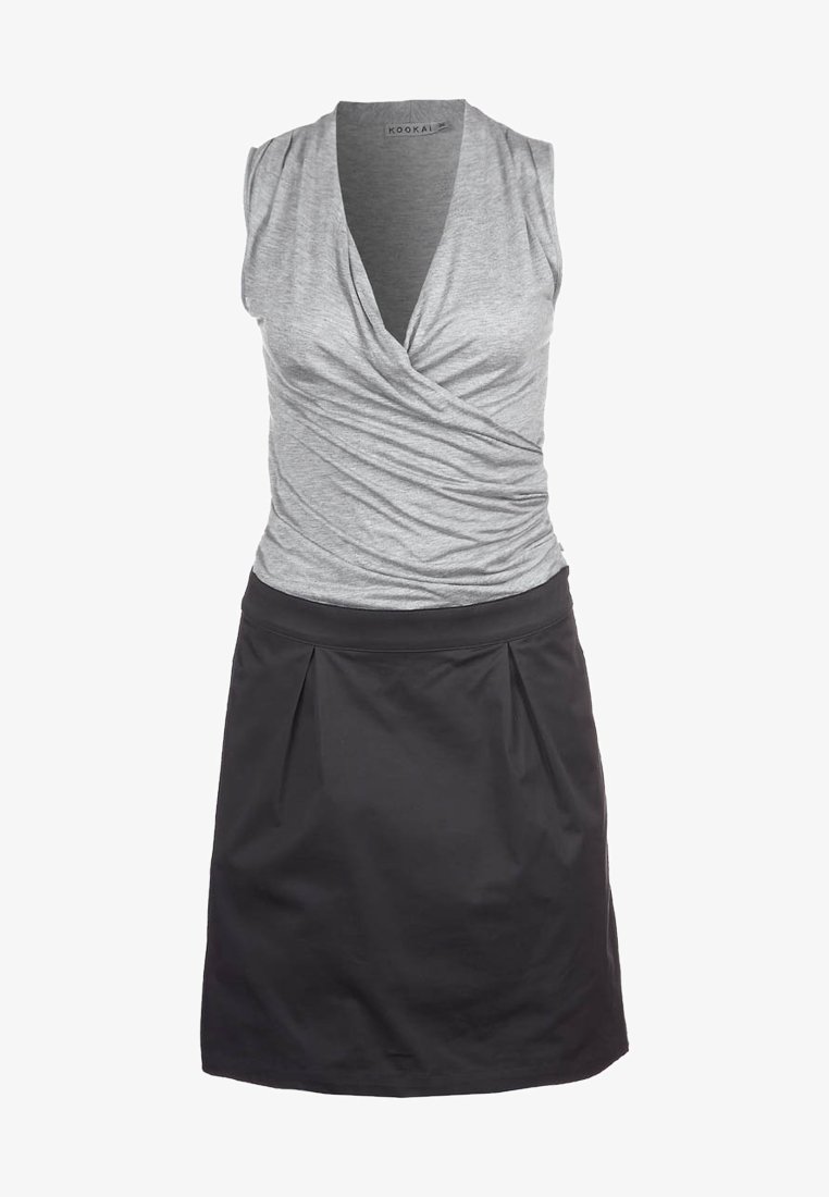 Robe sans manches avec un haut style cache-cœur gris chiné et une jupe noire présentant des plis à l'avant et une large ceinture.