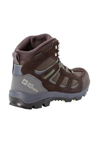 Bottes de randonnée marron en suède et tissu en maille, avec du matériel en métal argenté, des accents jaunes et une semelle en caoutchouc texturée pour une meilleure adhérence.