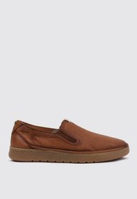 Zapatos de piel marrón tipo mocasín con parte superior perforada, paneles laterales contrastantes y suela de goma. Presenta un sutil logo en el costado.