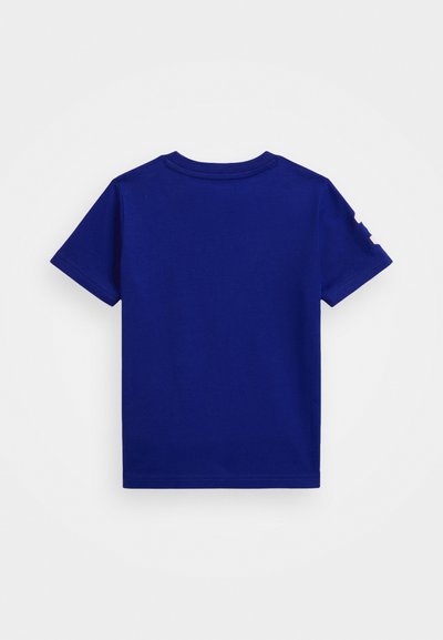 Camiseta de manga corta en un vibrante color azul de algodón, con un cuello redondo y una textura suave, con un pequeño detalle de logo en el hombro izquierdo.