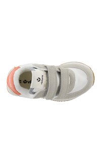 Zapatilla gris y blanca con dos correas de Velcro, acento naranja en el talón, suela de goma texturizada y un interior acolchado para mayor comodidad.