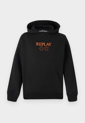 Svart hoodie gjord av en bomullsblandning med en känguruficka. Har orange "REPLAY"-logotyp och plustecken på framsidan.