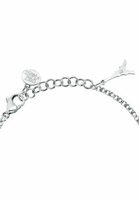 Bracciale in argento con maglie intrecciate, chiusura a gancio e ciondolo a forma di Torre Eiffel. Accentuato da un'etichetta circolare incisa con "Emily Paris".