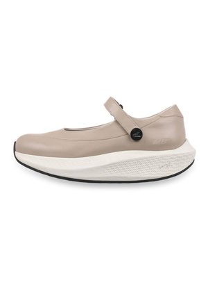 Béžová topánka Mary Jane s hrubou bielou textúrovanou podrážkou, čiernou spodnou podrážkou a jedným remienkom zapnutým na čierne gombík na boku.