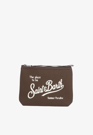 Bustina marrone con zip e testo bianco "The place to be Saint Barth Summer Paradise" sulla parte anteriore.