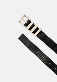 Cinturino in pelle nera con fibbia argentata, con tre elementi decorativi in metallo, texture liscia e vari fori di regolazione.