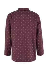 Burgunderrød langærmet skjorte med et lille kirsebærmønster, der har en klassisk krave og manchetter med knapper. Glat stoftekstur.