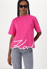 KARL LAGERFELD OVERSIZED SIGNATURE HEM - T-shirts - very berry