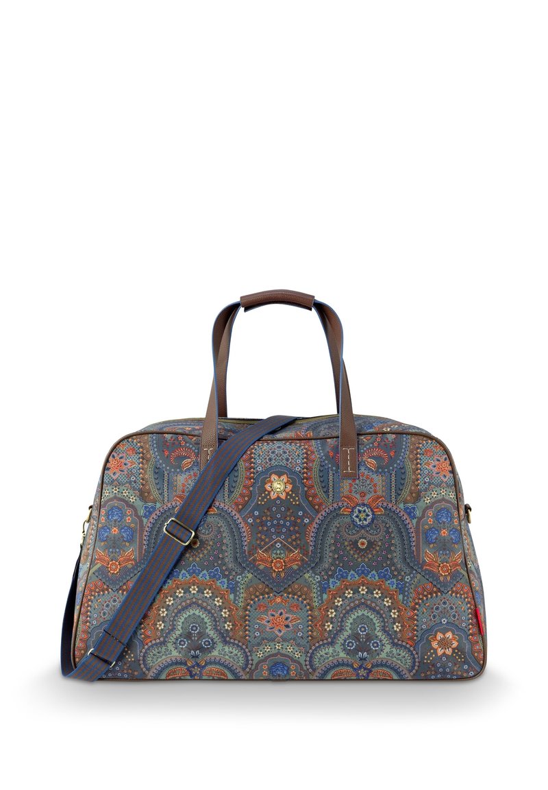 Reise-Tasche mit einem mehrfarbigen Paisley-Muster, dunkelblauem Stoff, braunen Ledergriffen, verstellbarem gestreiftem Schultergurt und goldenen Hardware-Akzenten.