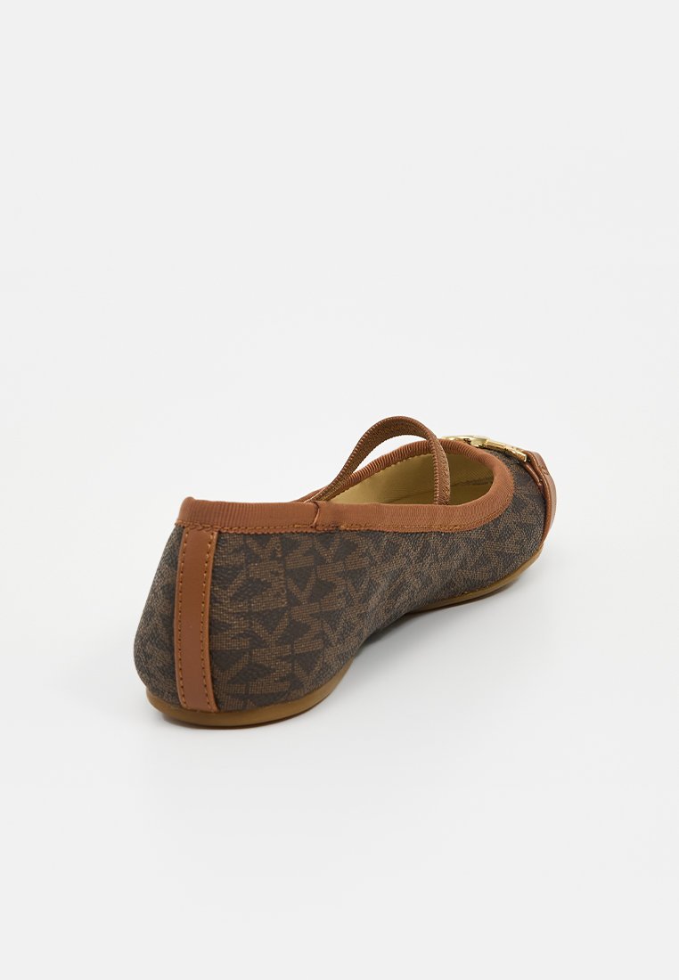 Ballerina marrone con motivo, dotata di tomaia in tessuto testurizzato, punta liscia e bordo in pelle marrone contrastante attorno al tallone.