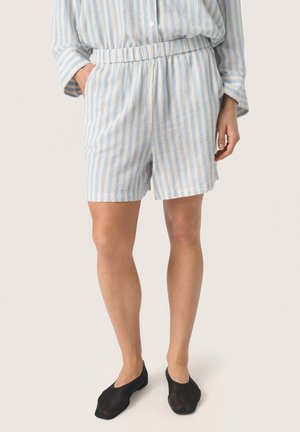 Stribede blå og flødefarvede shorts lavet af letvægtsstof, med elastisk talje og sidelommer, båret med sorte flade sko.