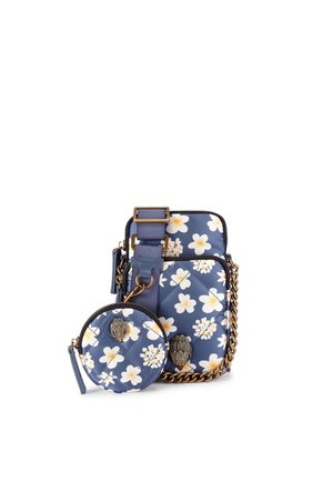 Borsa a tracolla blu trapuntata con stampa di fiori bianchi e gialli, dettagli in catena e medaglione color oro, oltre a una pochette rotonda portamonete attaccata.