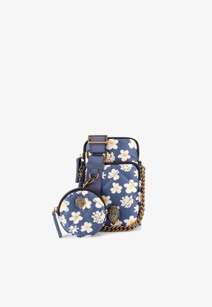 Blauwe gewatteerde schoudertas met een witte en gele bloemenprint, gouden ketting en medaillonaccenten, plus een bijgevoegde ronde muntportemonnee.