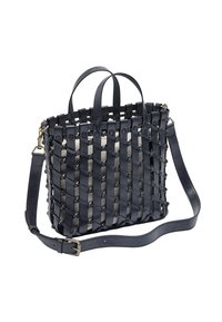 Woven czarna skórzana torebka z podwójnymi uchwytami u góry, odpinanym paskiem oraz teksturowanym, otwartym wzorem siatki. Posiada mosiężne akcenty wykończeniowe.