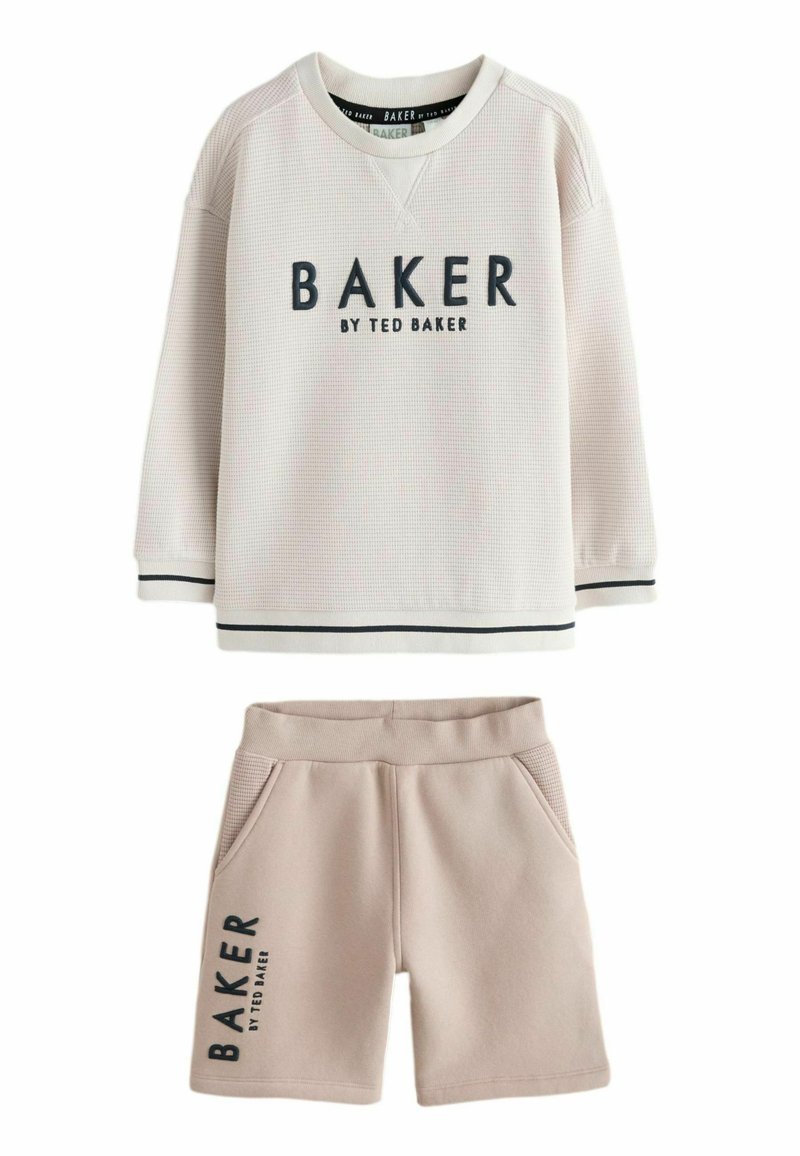 Sudadera de textura cremosa con el texto "BAKER by Ted Baker" y pantalones cortos beige a juego con bolsillos y logo en la pierna izquierda.