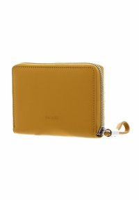 Portefeuille en cuir jaune avec fermeture éclair, forme rectangulaire et surpiqûres contrastantes. Présente un logo de marque sur le devant et une bride pour le poignet.