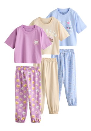 Tres conjuntos de camisetas de manga corta y pantalones con cintura elástica en morado, beige y azul con diseños de gatos y cupcakes.