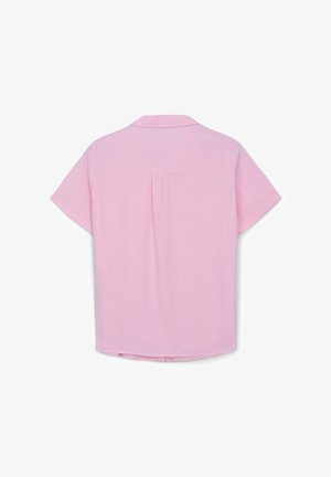 Camicia a maniche corte in tessuto rosa tenue, con collo a camicia e schiena plissettata per un dettaglio in più. Tessuto liscio e vestibilità comoda.