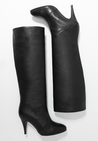 Černé kožené vysoké boty po kolena s elegantním designem, špičatou špičkou a vysokým jehlovým podpatkem. Hladký povrch s minimálními detaily.