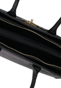 Zwarte leren handtas met een gestructureerd oppervlak. Bevat gouden hardware, een ritsvak en twee open compartimenten aan de binnenkant.