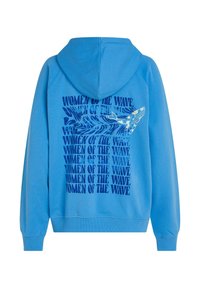 Blauwe hoodie met kap en een grafische print op de achterkant. Tekst luidt "WOMEN OF THE WAVE" in verschillende blauwtinten, met een illustratie van een walvis.