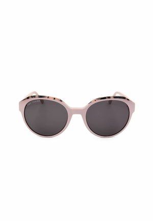 Occhiali da sole rotondi con lenti scure e montature rosa chiaro con un sottile motivo tartarugato sui bordi superiori.