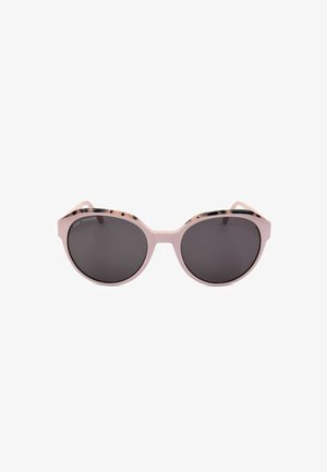 Occhiali da sole rotondi con lenti scure e montature rosa chiaro con un sottile motivo tartarugato sui bordi superiori.