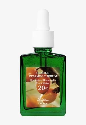 Flacon compte-gouttes en verre vert étiqueté Sérum Vitamine C Douce avec 20 % d'eau de fruit d'Hippophae Rhamnoides par Dr. Althea.