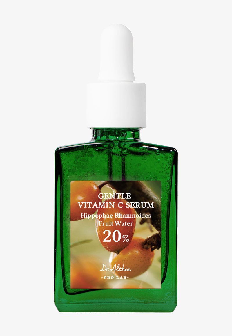 Grüne Glas-Tropfflasche mit der Aufschrift Gentle Vitamin C Serum mit 20 % Sanddornfruchtsaft von Dr. Althea.