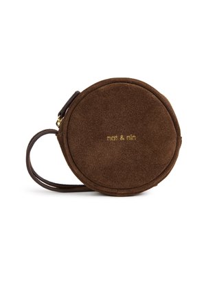 Runde braune Wildleder-Handgelenktasche mit Reißverschluss und kurzem Riemen, mit kleinem goldfarbenem Text "nat & nin" auf der Vorderseite.