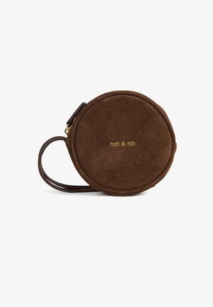 Runde braune Wildleder-Handgelenktasche mit Reißverschluss und kurzem Riemen, mit kleinem goldfarbenem Text "nat & nin" auf der Vorderseite.