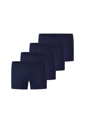 Fire par mørkeblå herre boxershorts arrangeret i en forskudt række på en hvid baggrund.