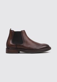 Bottines Chelsea en cuir marron avec panneaux latéraux élastiques, bout arrondi et un petit talon en bois. Texture lisse avec des détails de couture minimalistes.