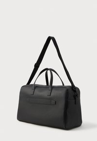 Zwarte synthetische materialen tas met twee handvatten bovenaan en een afneembare schouderriem. Heeft een rechthoekige vorm en een minimalistisch ontwerp.