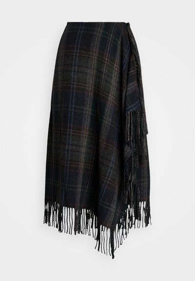 Vilnas apvalka svārki tumša izsistā rakstā ar izmētātu apakšmalu. Krāsās melnā, zaļā un zilā ar sasietu aizdari sānos.