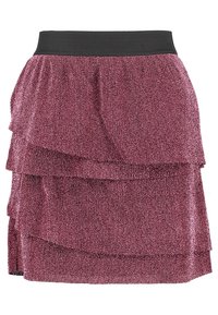 Mini-jupe de couleur baie avec une ceinture élastique noire, présentant trois volants superposés en tissu texturé et scintillant.