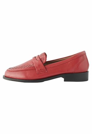 Mocassins en cuir rouge avec un bout arrondi, des coutures décoratives et des clous en métal sur l'empeigne. Talon bas noir et texture lisse.