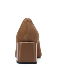 Scarpa con tacco alta in finta pelle scamosciata marrone, con un tacco quadrato beige, punta affusolata e superficie liscia, vista da dietro.